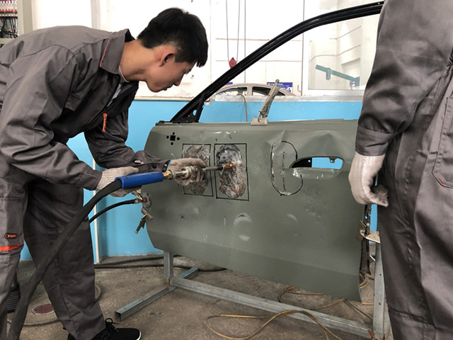 2.学生进行门板变形修复技能演示_副本.jpg