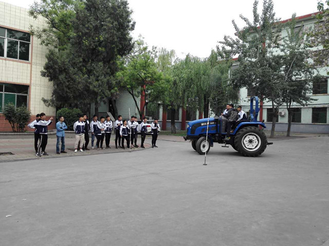 5.学生在老师指导下体验驾驶_副本.jpg