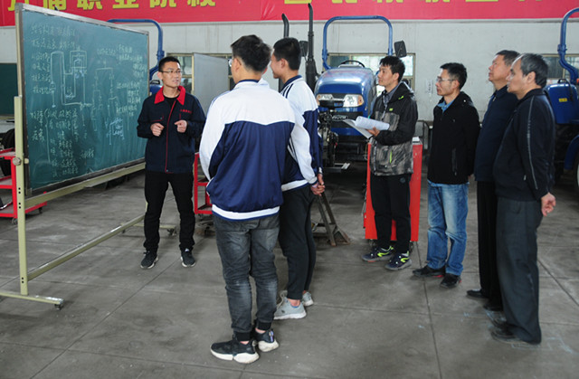 5.农机系老师指导国赛选手_副本.jpg