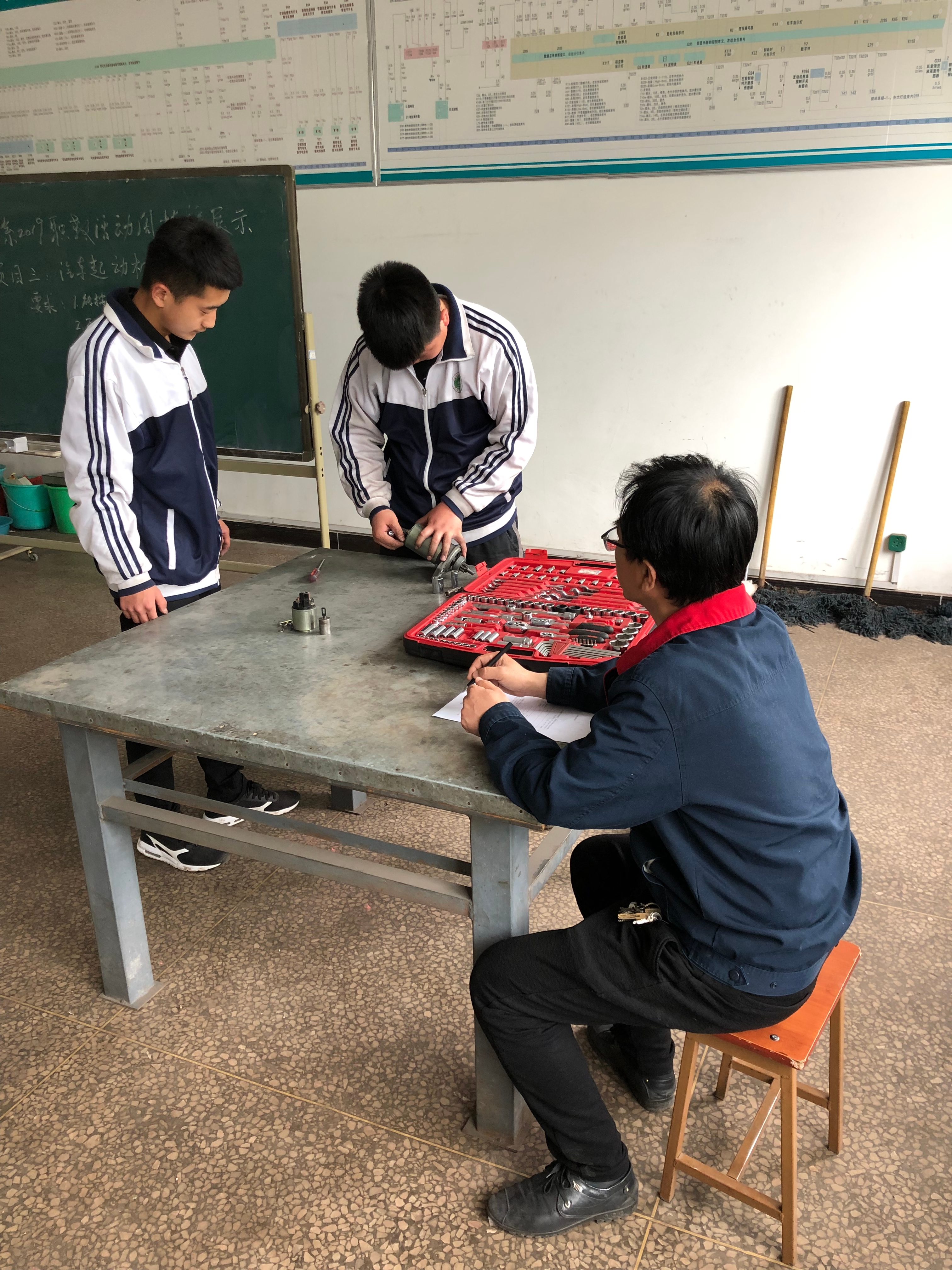 1.汽车系f进行起动机拆装实训.jpg