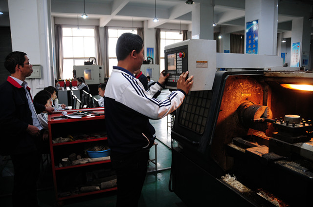 6.机械系学生操作数控铣床_副本.jpg