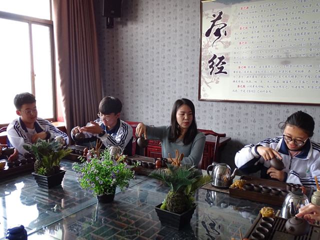 3.旅游系茶艺展示_副本.jpg