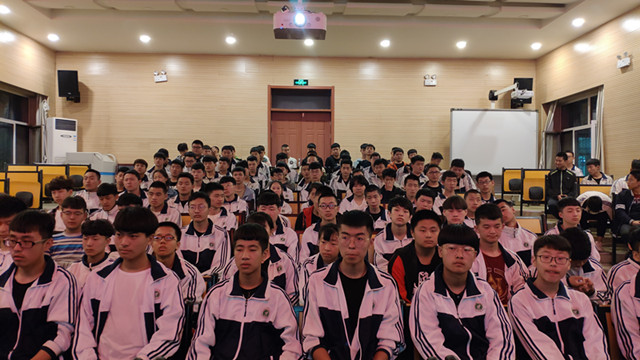 9.文化讲坛人头攒动_副本.jpg