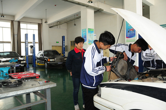 1.汽车系学生技能展示_副本.jpg