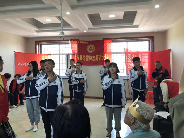 4.同学们表演”感恩的心“_副本.jpg