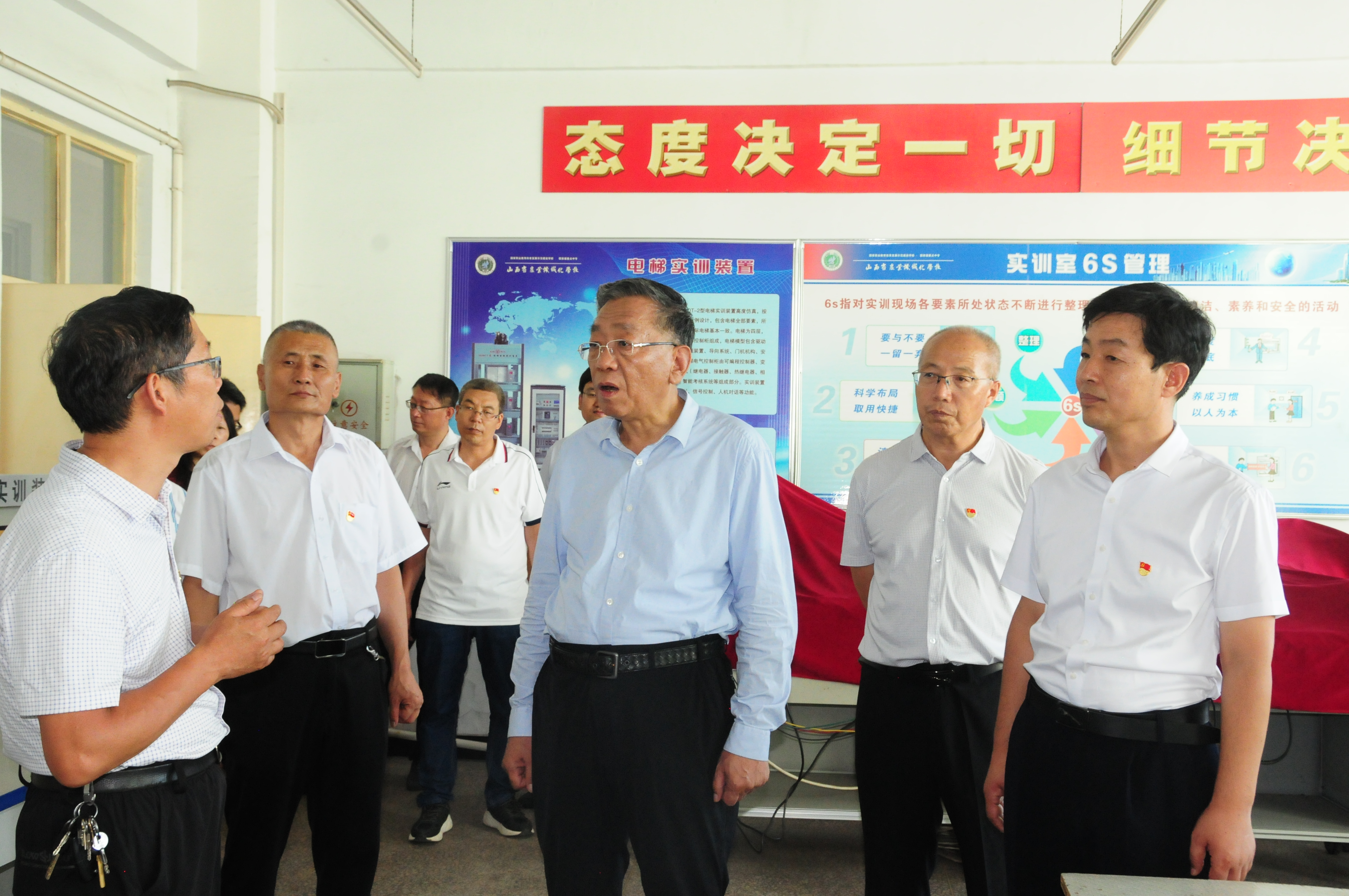 刘厅长参观学校电气系实训室.JPG